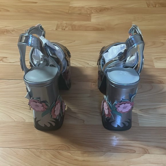 ‼️NWT‼️Dolls Kill X Sugar Thrillz Silver and Pink Floral Platform Sandals Size 9 - Picture 4 of 6